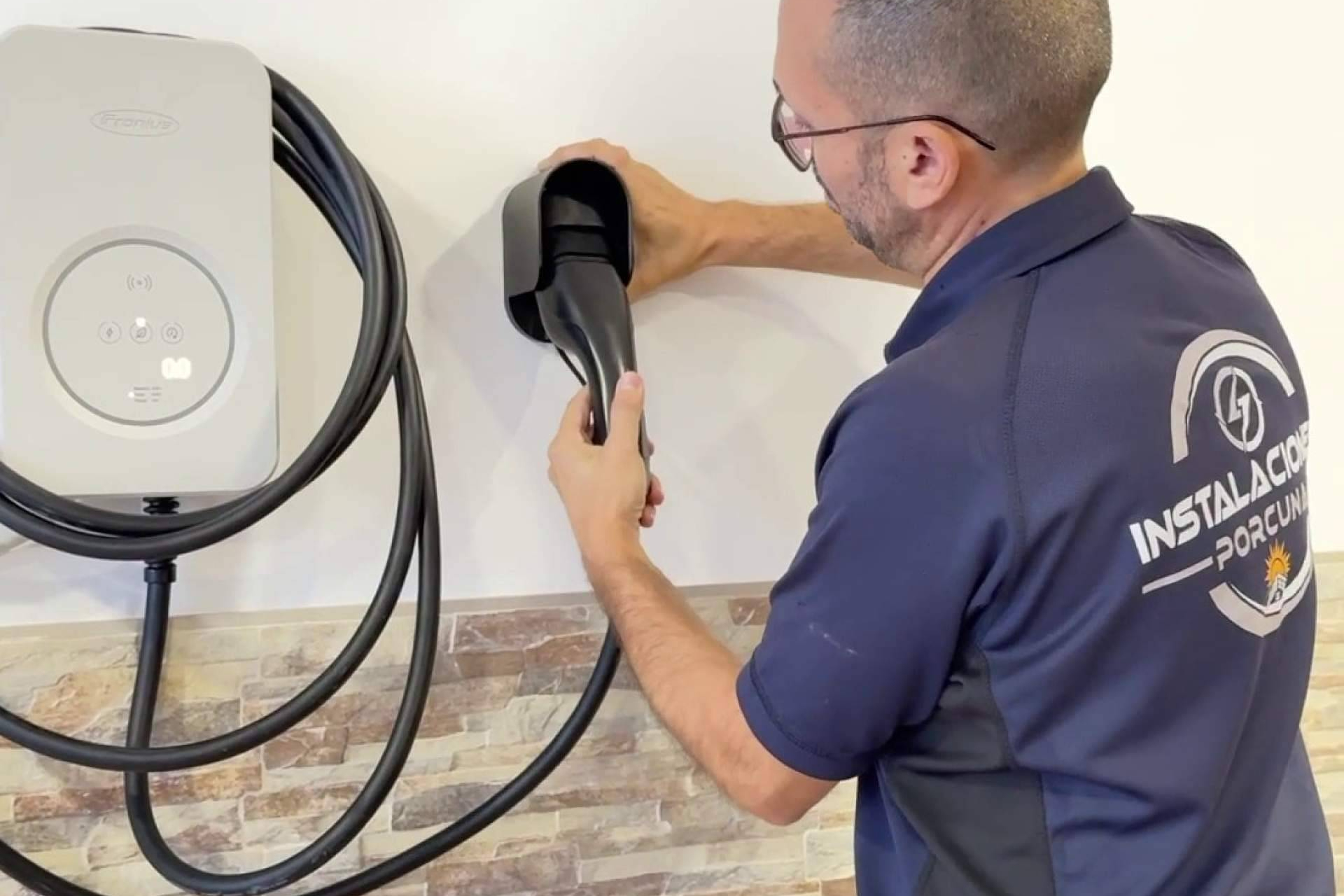 Instalaciones Porcuna instala cargadores de coches eléctricos con servicio llave en mano para hogares y empresas