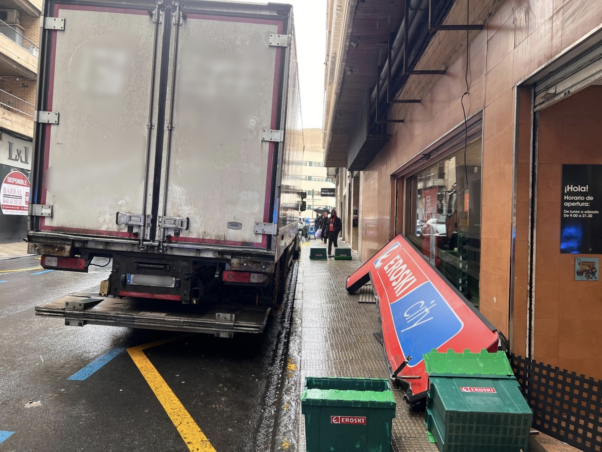Un camión derriba el cartel de un supermercado en Tudela
