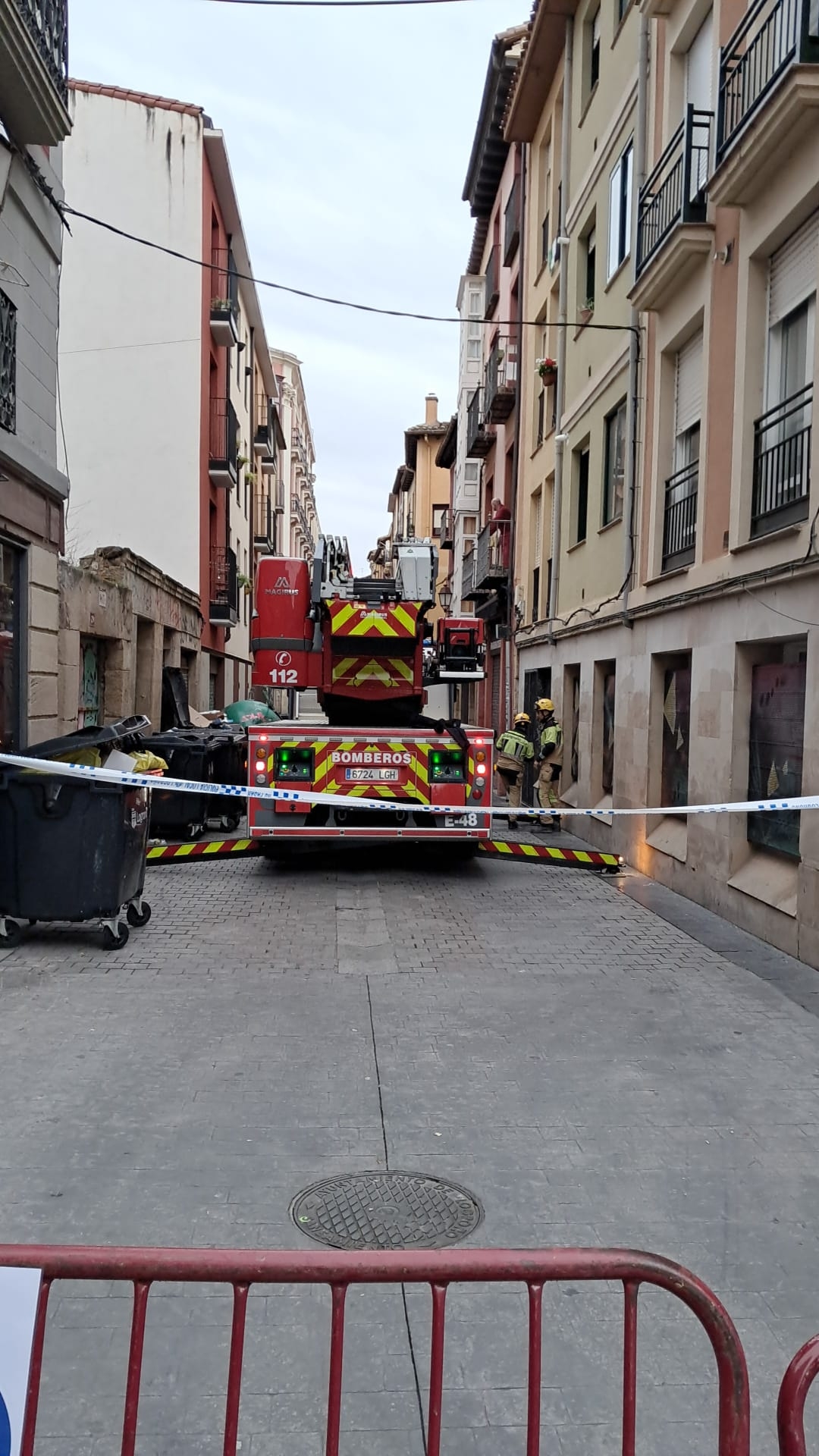 Desalojado un edificio en la calle Sagasta de Logroño por el desprendimiento de parte de su fachada