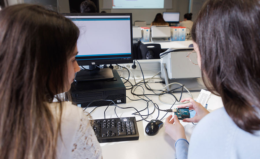 Ingenieras biomédicas de la UPNA comparten su experiencia con estudiantes de ESO y Bachillerato