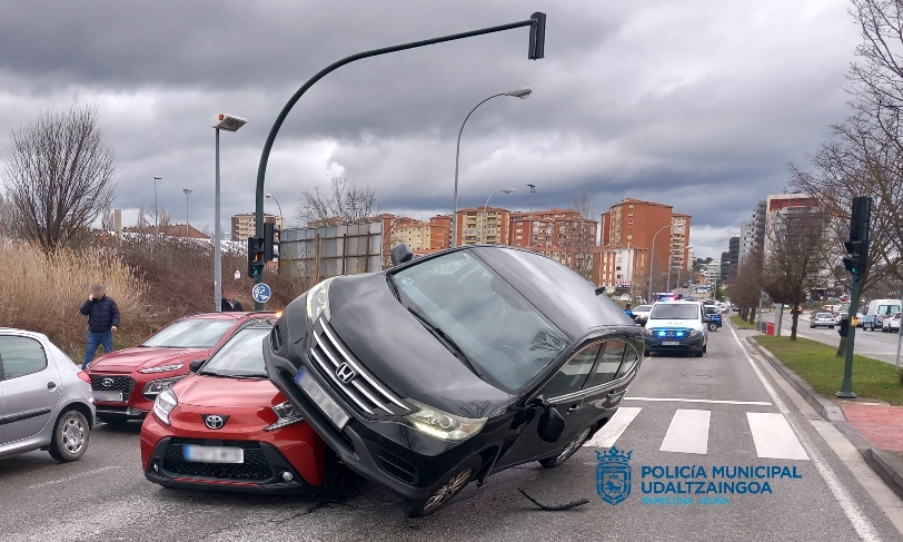 Impactante choque múltiple en Arrosadía, con un vehículo 'montado' en otro: una conductora circulaba sin carné