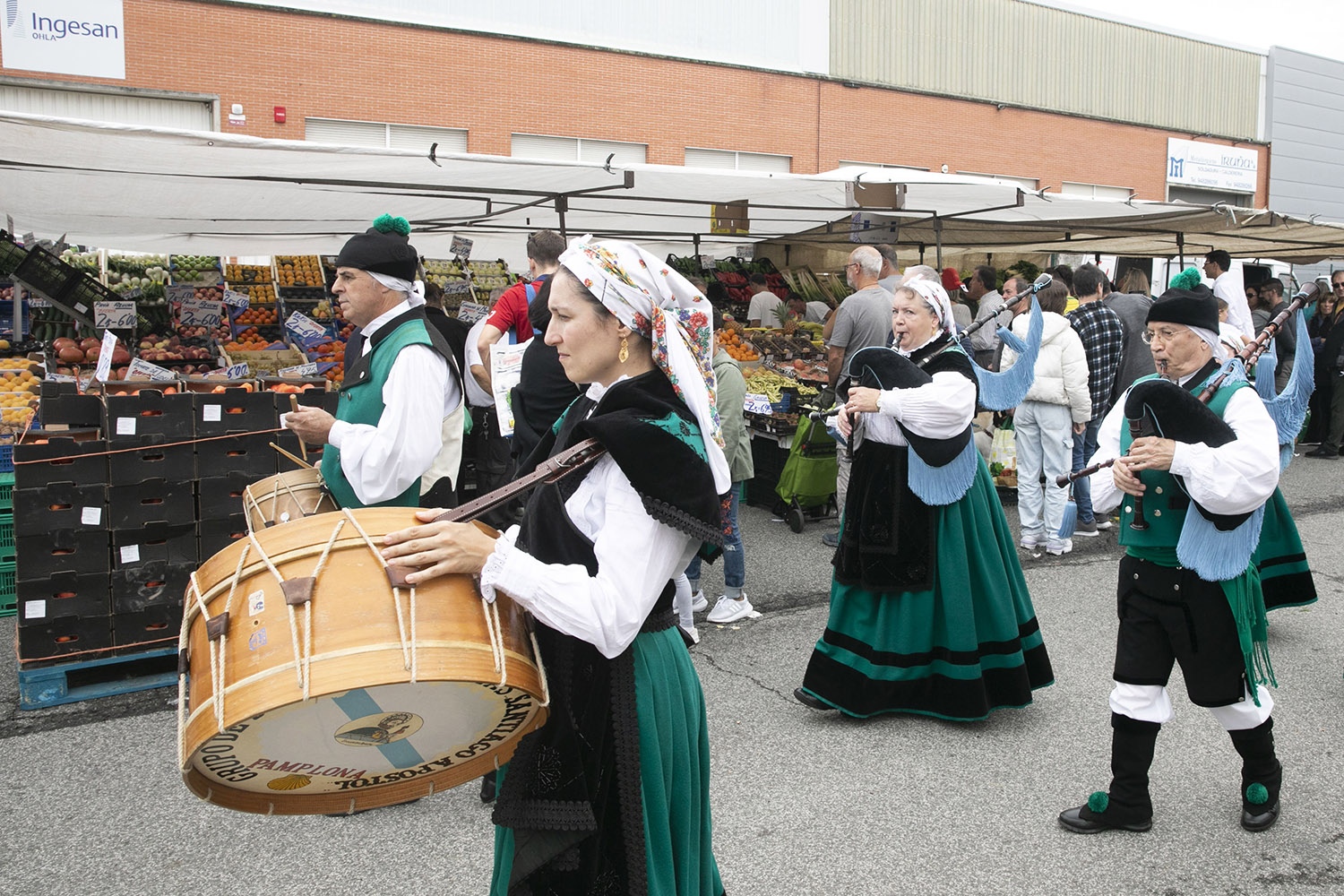 El mercadillo de Landaben se llena de música y danza los primeros domingos del mes