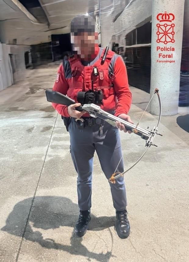 Incautan una ballesta artesanal durante una intervención policial por una persona alterada en La Ribera