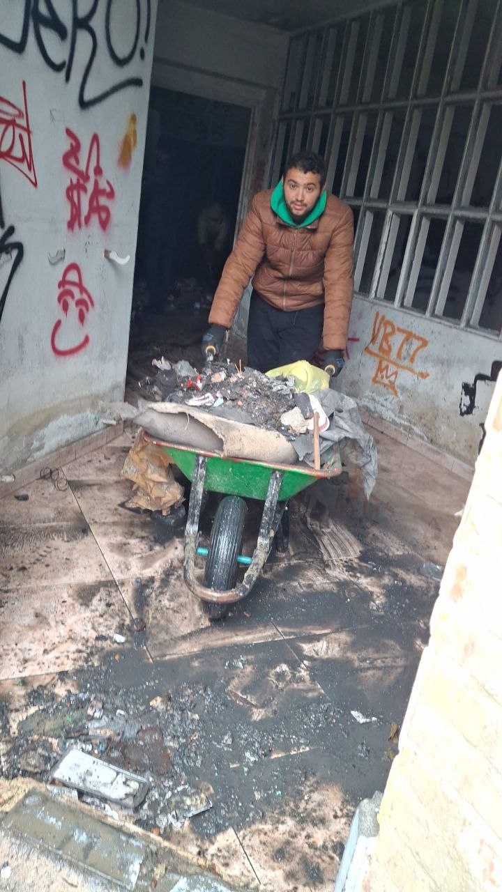 Más de un centenar de personas limpian el convento de Aranzadi y reclaman agua, luz y contenedores 