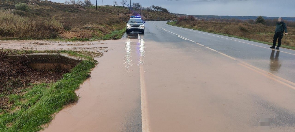 Cortan la carretera de Miranda de Arga por la crecida del río