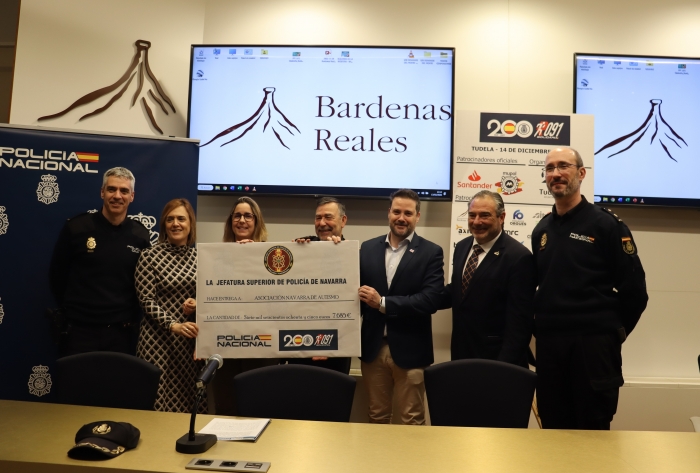 Policía Nacional entrega 7.685 euros a la Asociación Navarra de Autismo tras la carrera solidaria en Tudela