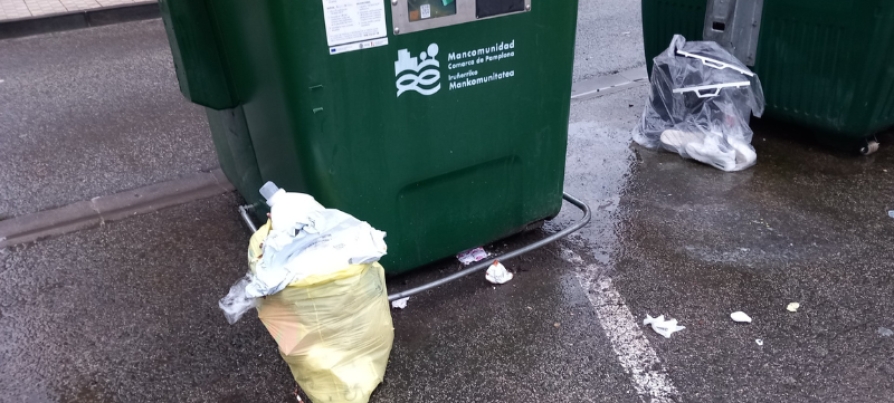 Siete denuncias en Sarriguren por dejar bolsas de basura fuera de los contenedores durante los controles policiales