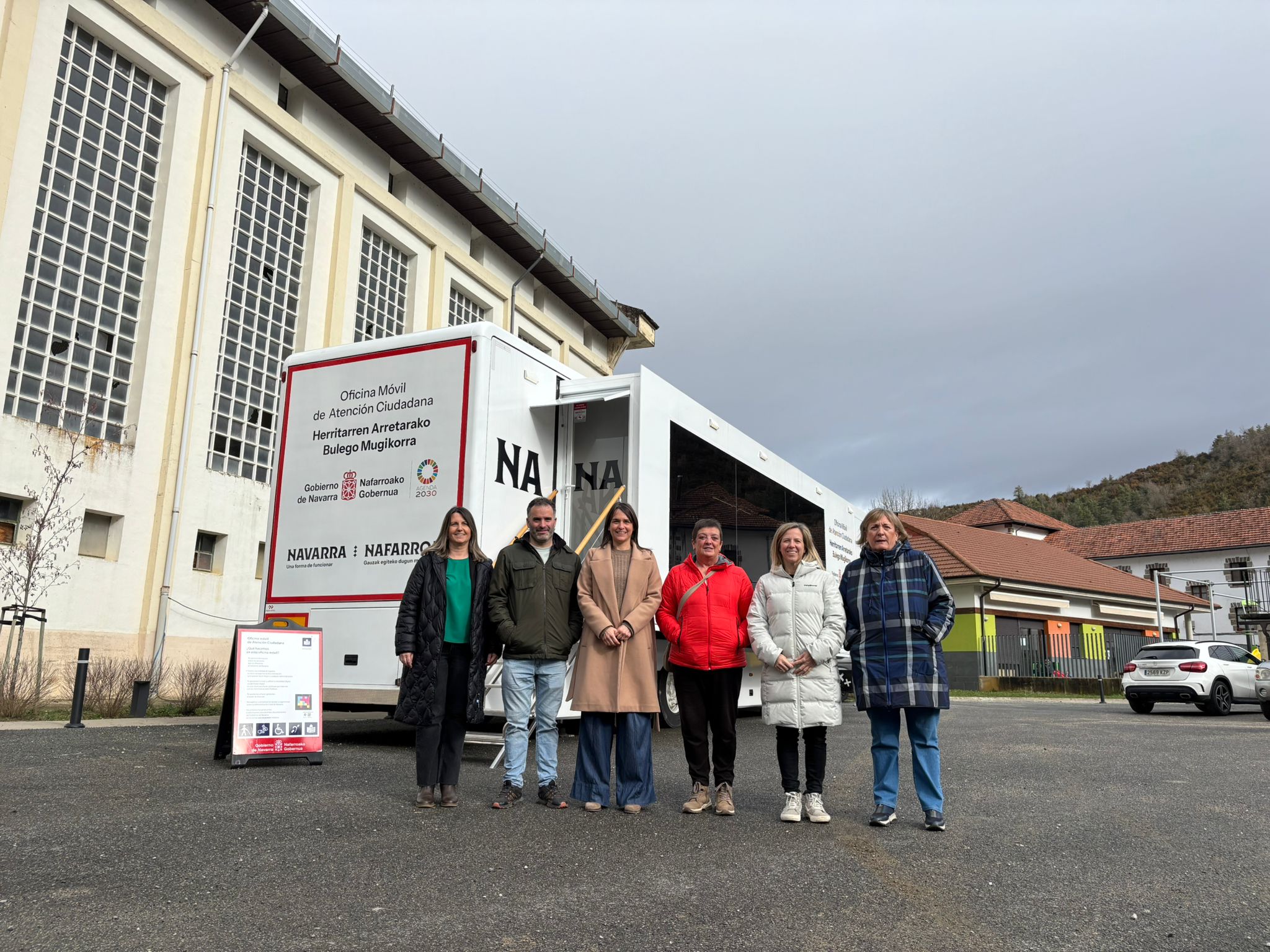 La oficina móvil del Gobierno de Navarra ofrece en Ezkaroz información especializada en materia de vivienda