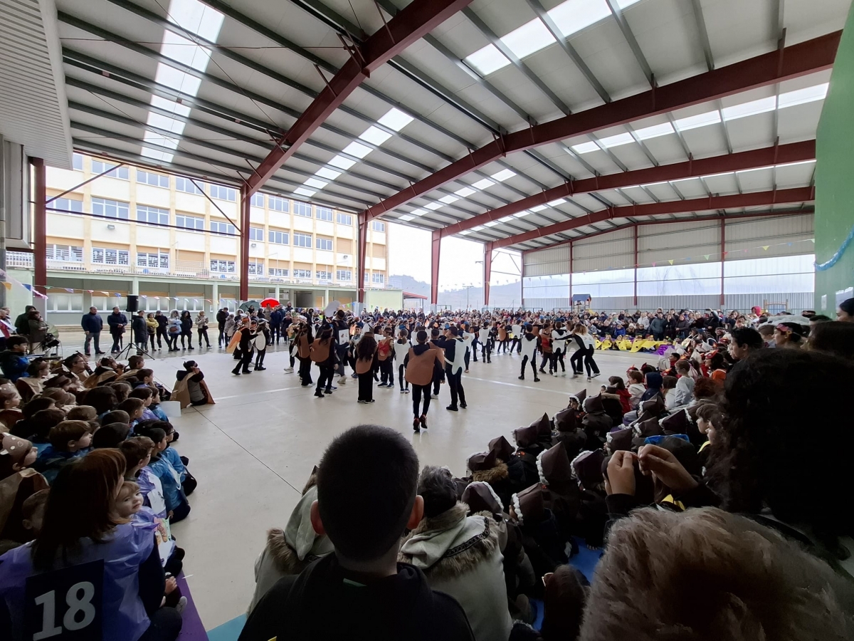El Colegio Mater Dei celebra su carnaval refranero desafiando al mal tiempo con creatividad y convivencia