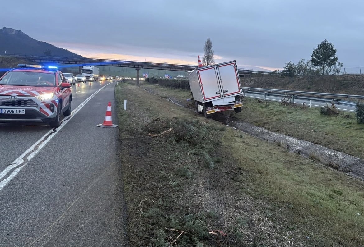 Un camionero sufre una indisposición y evita una tragedia tras invadir el carril contrario en la AP-15