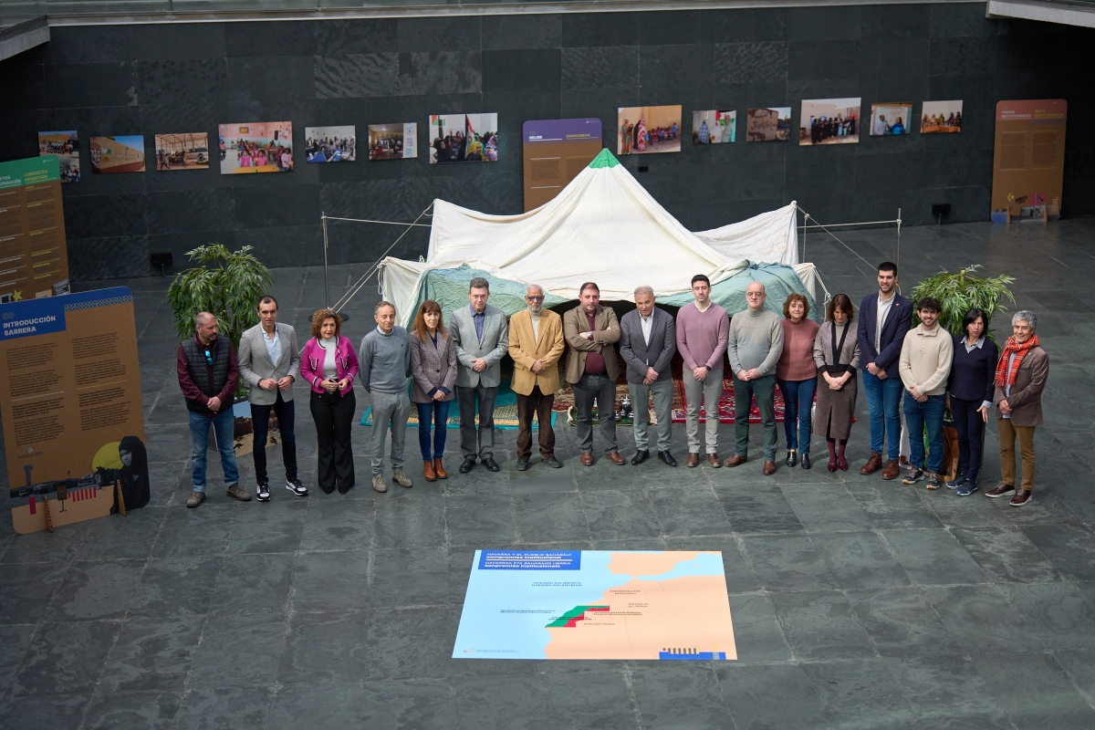 El Parlamento de Navarra visibiliza su compromiso con el pueblo saharaui en una exposición institucional