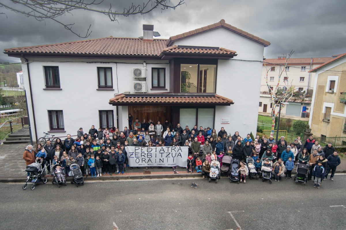 Familias protestan por la supresión de pediatría en Larraun y Lekunberri