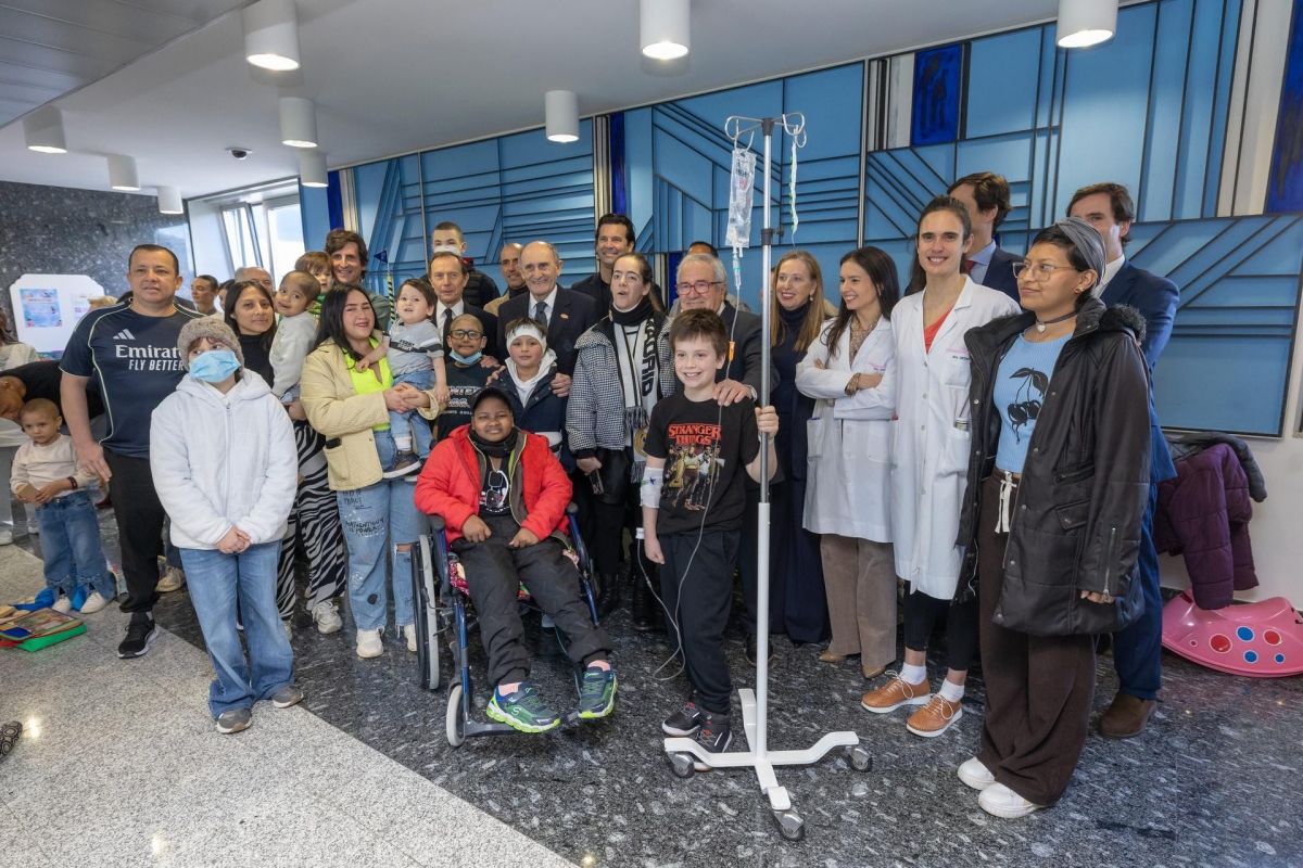 Los pacientes oncopediátricos de la CUN reciben la visita de directivos de Osasuna y Real Madrid 
