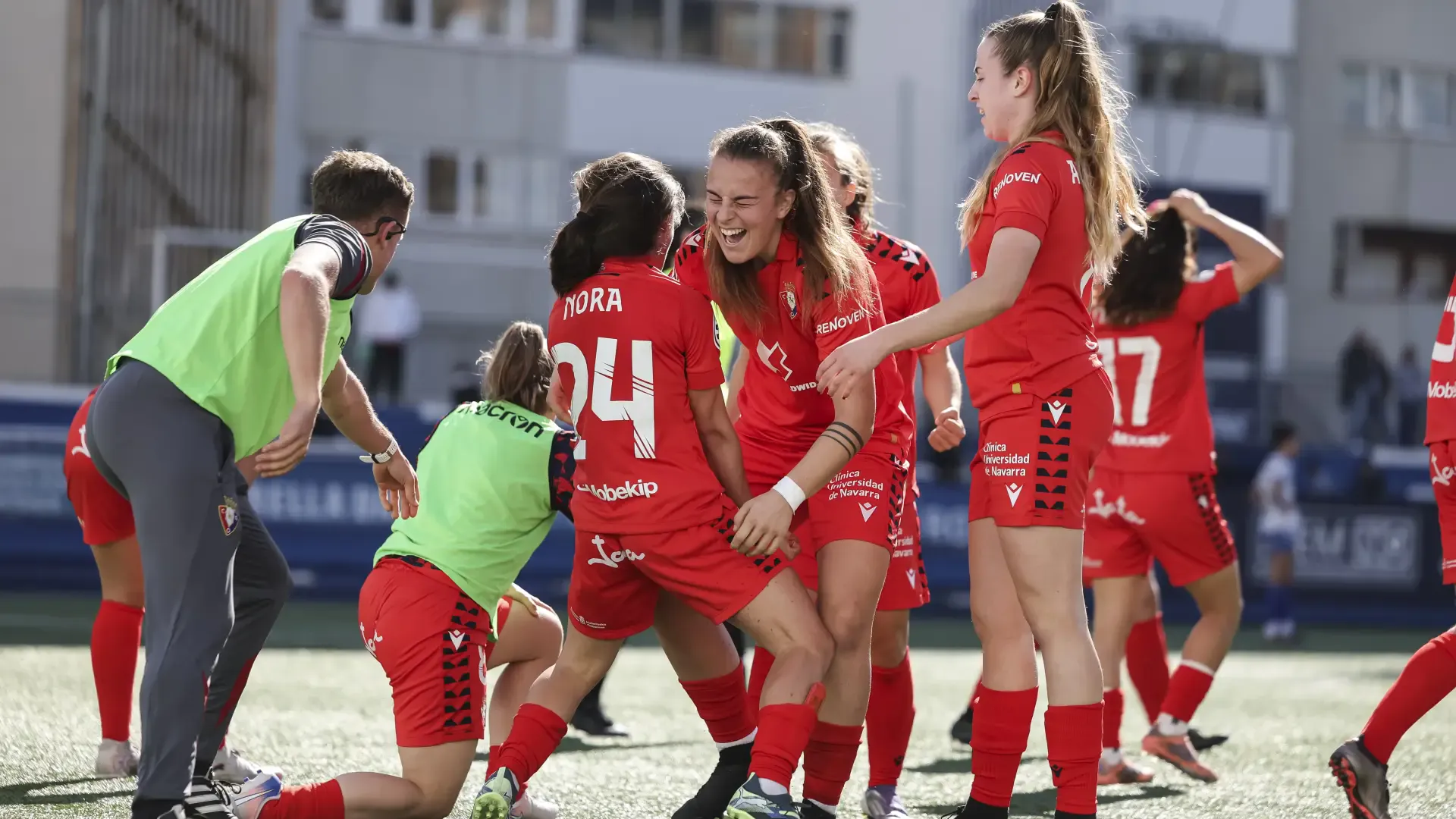 Osasuna Femenino resiste con diez y se lleva la victoria ante el Europa con un gol de Nora en el descuento