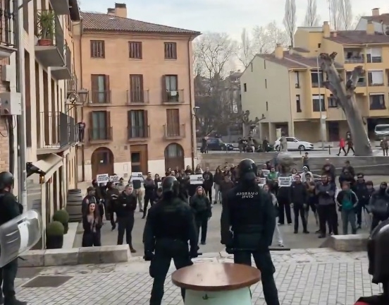 El acto de VOX en Estella-Lizarra acaba con varios desalojados tras protestas en el interior del local