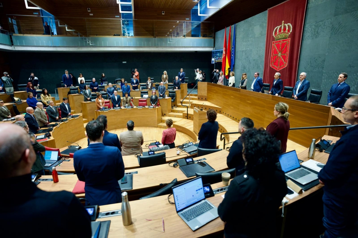 El Parlamento Foral guarda un minuto de silencio por el trabajador fallecido en un accidente laboral en Berrioplano