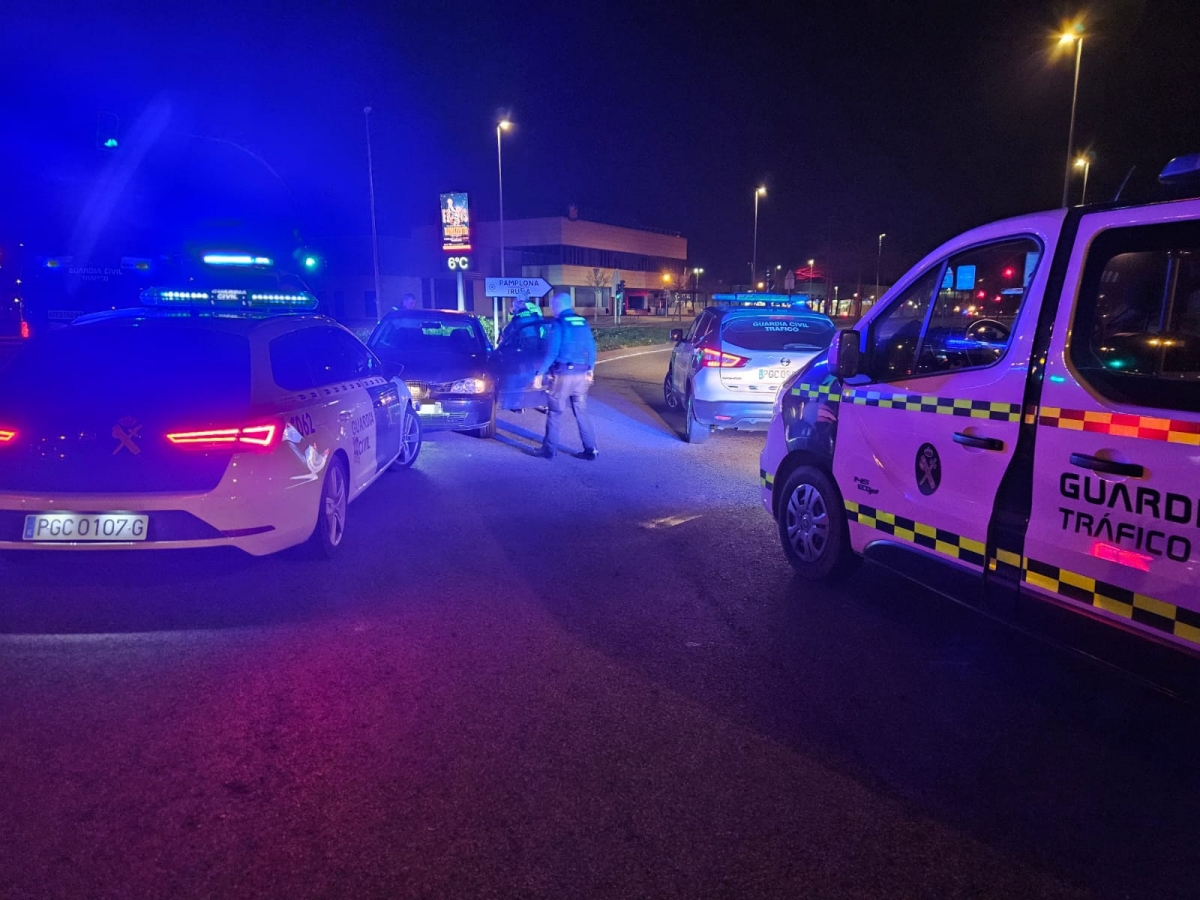 Una conductora ebria huye de un control y arremete contra un patrulla de la Guardia Civil en la rotonda de Decathlon