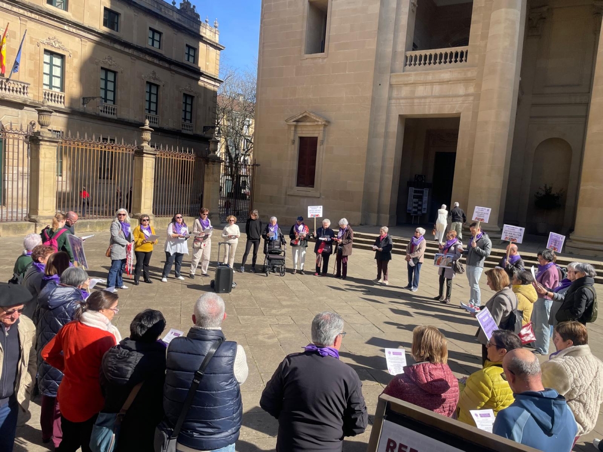 Más de medio centenar de mujeres protagonizan en Pamplona la primera movilización de la “Revuelta en la Iglesia