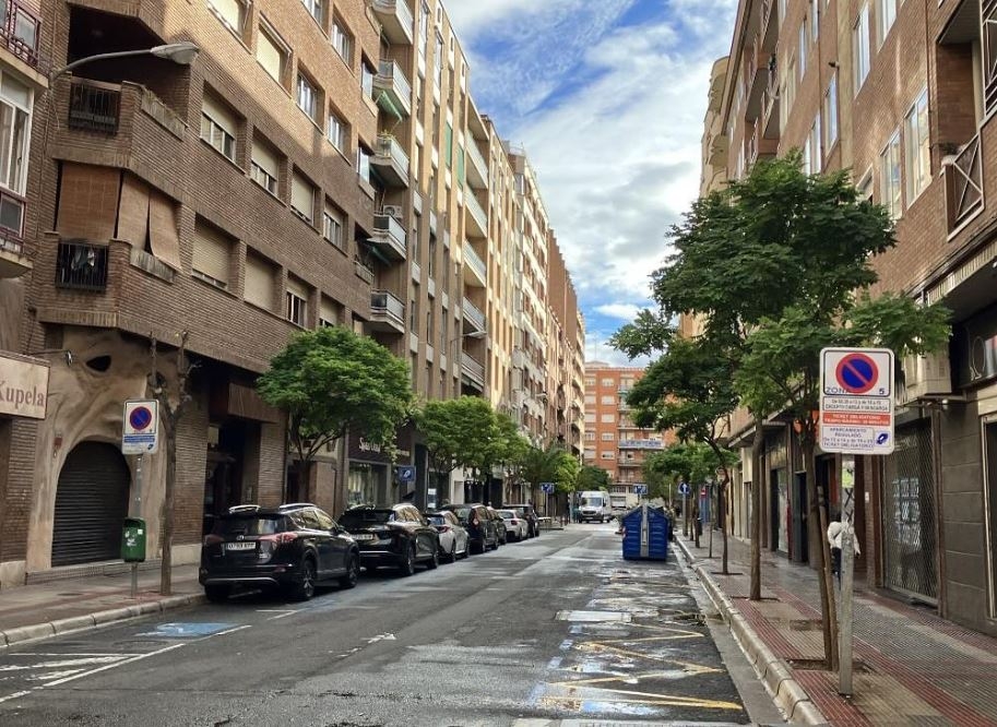 Un incendio originado por una vela afecta a un dúplex en Lardero tras arder unos libros
