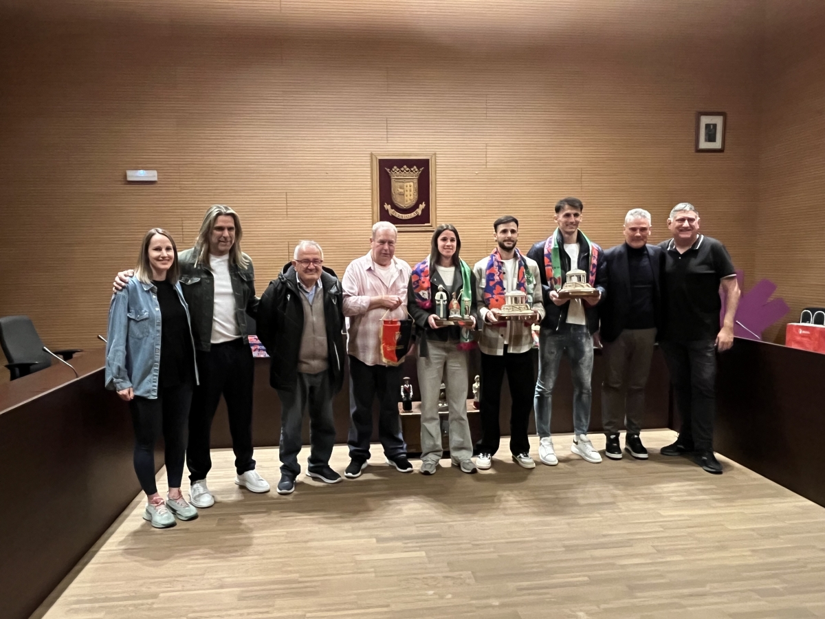 Budimir recibe el trofeo Patxitxi de la Peña La Tarta de Berriozar