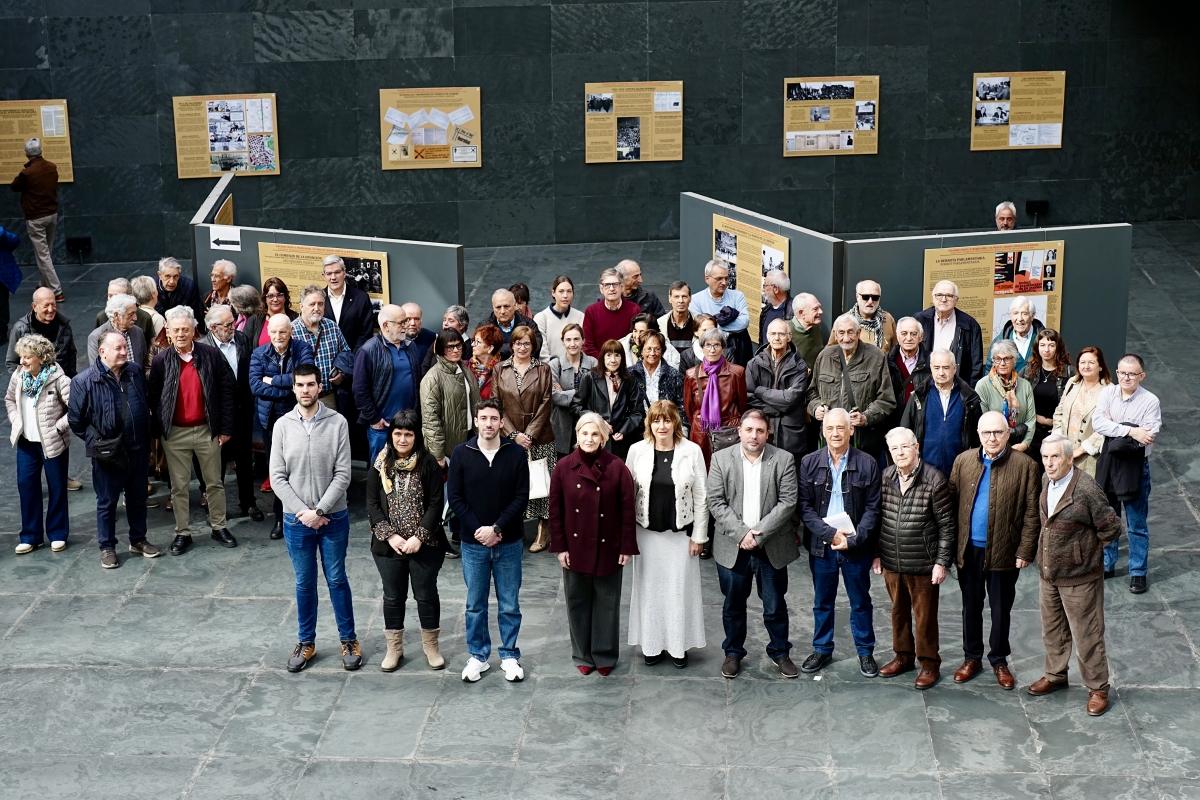 El Parlamento de Navarra inaugura la exposición ‘Carlismo frente a Franquismo, 50 años de unidad contra la dictadura’