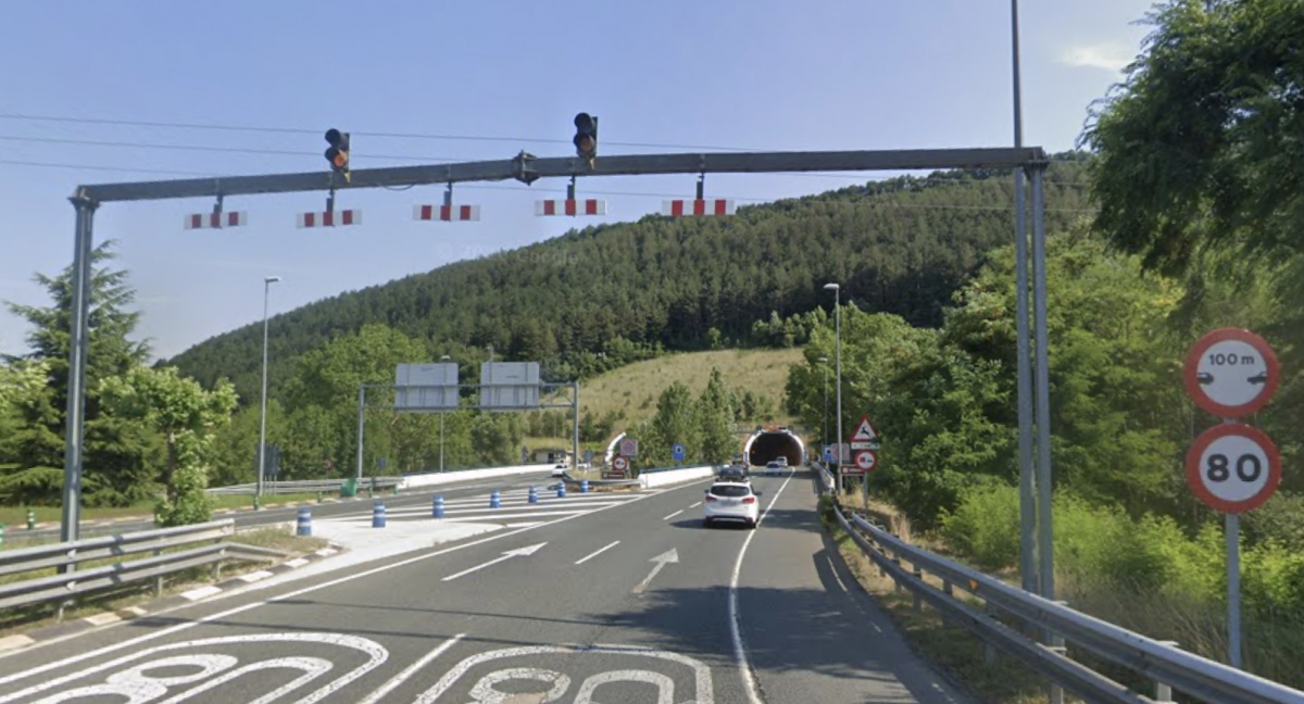 Dos conductoras trasladas al HUN tras una colisión entre dos coches y un camión en la boca norte del túnel de Ezkaba