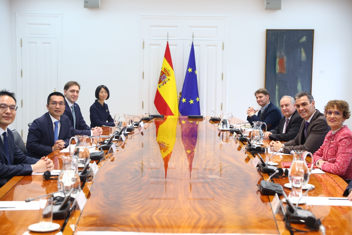 Sánchez y Chivite abordan con el fabricante chino Hithium una posible inversión en almacenamiento energético en Navarra