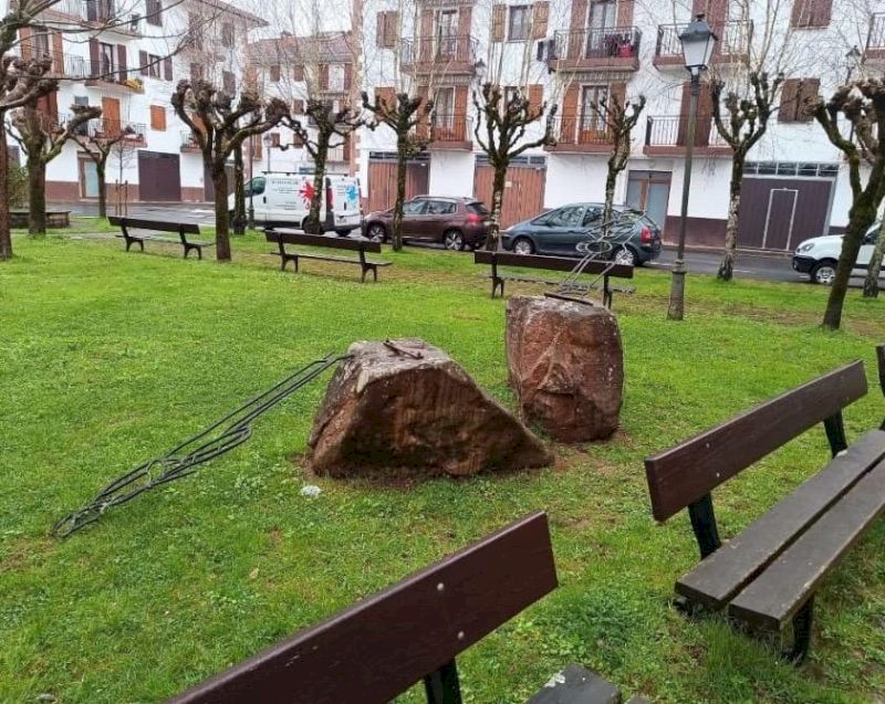 Geroa Bai Baztan denuncia una oleada de actos vandálicos contra el mobiliario urbano y la memoria de Elizondo