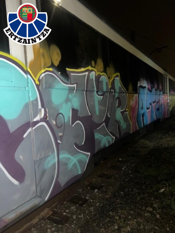 La Ertzaintza detiene a cinco jóvenes por realizar grafitis en la autovía N-1 y en unidades de Euskotren