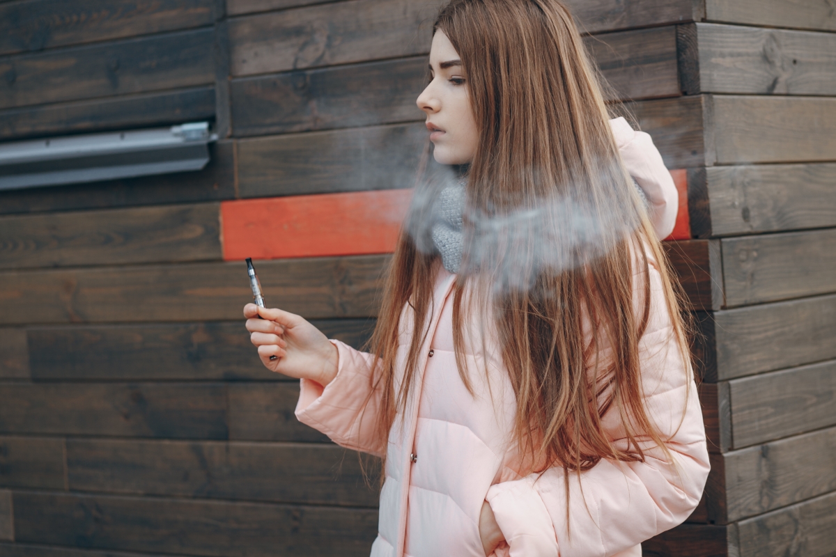 Galicia marca el paso contra el vapeo juvenil mientras la Ley del Tabaco sigue bloqueada