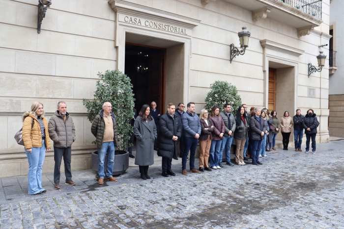 Tudela guarda un minuto de silencio frente a la casa consistorial por el Día Europeo de las Víctimas del Terrorismo