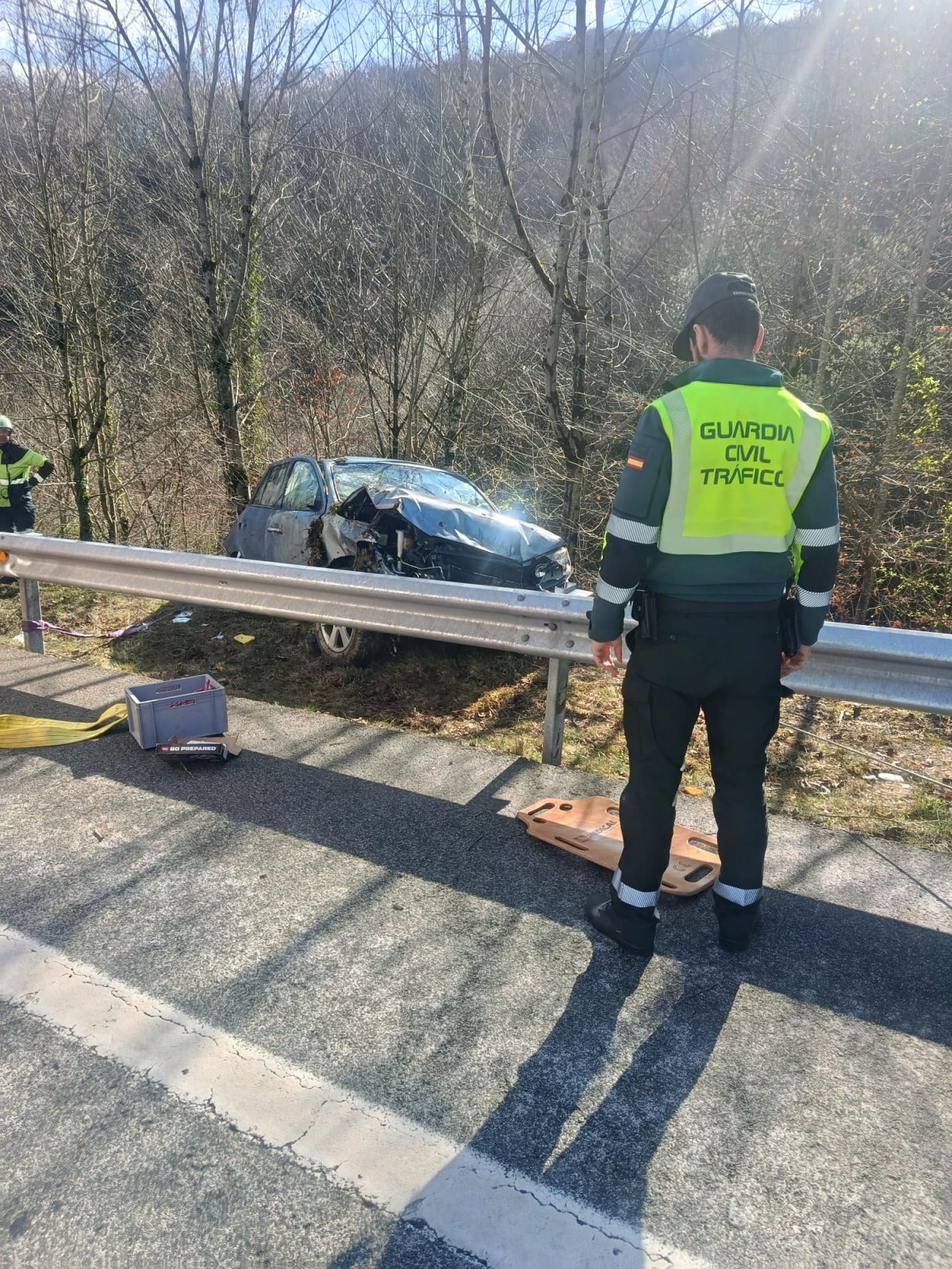 Una mujer herida tras salirse de la vía y volcar con su vehículo en la A-15, en Areso