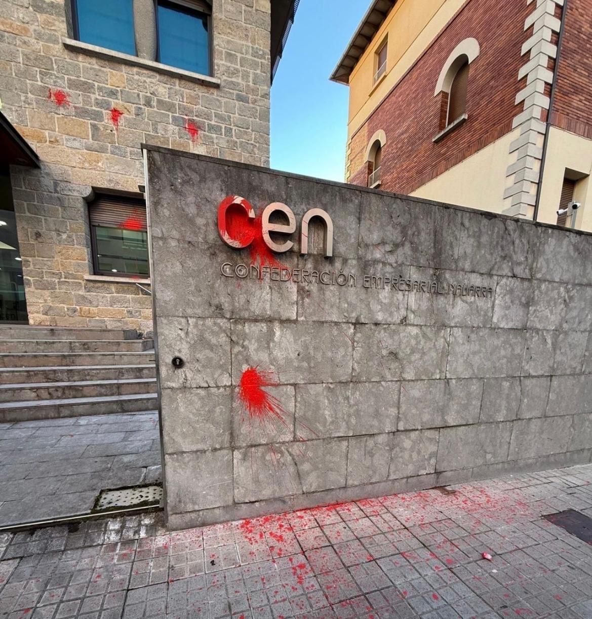 Ataque con pintura roja contra la sede de la CEN en Pamplona