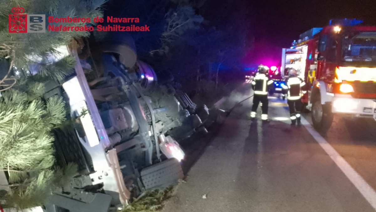 Un camión vuelca tras colisionar con un coche averiado en la AP-15 a la altura de Iza