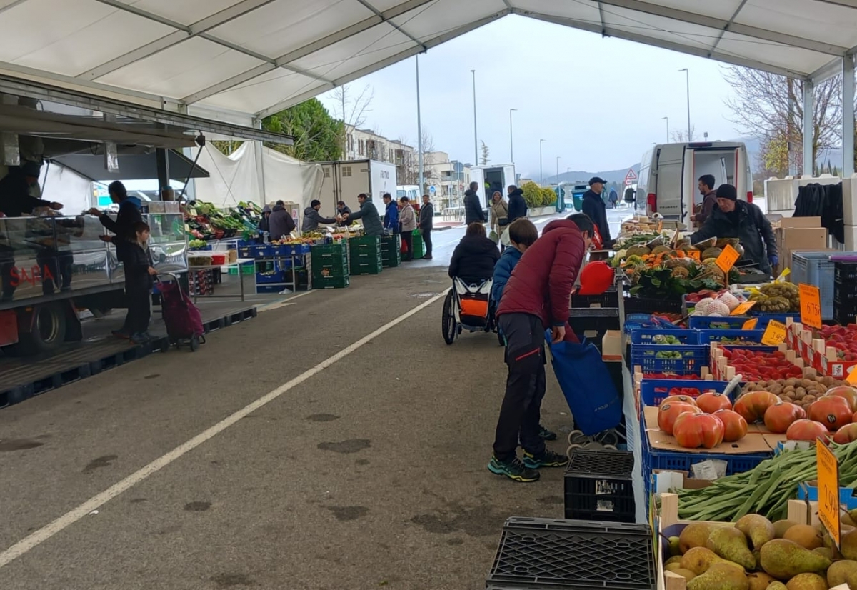Comerciantes y vecinos de Sarriguren satisfechos con la nueva ubicación del mercadillo