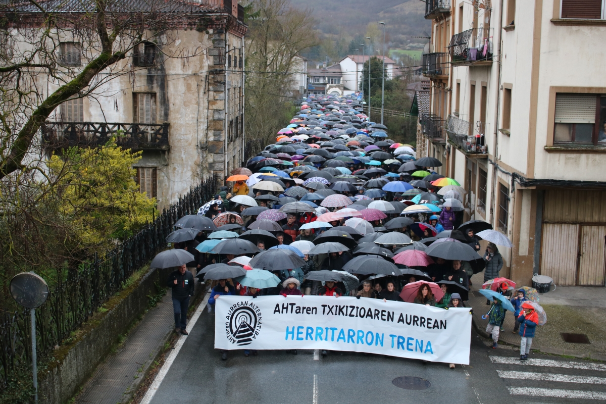 Miles de personas se movilizan en Altsasu en defensa de un tren público y social