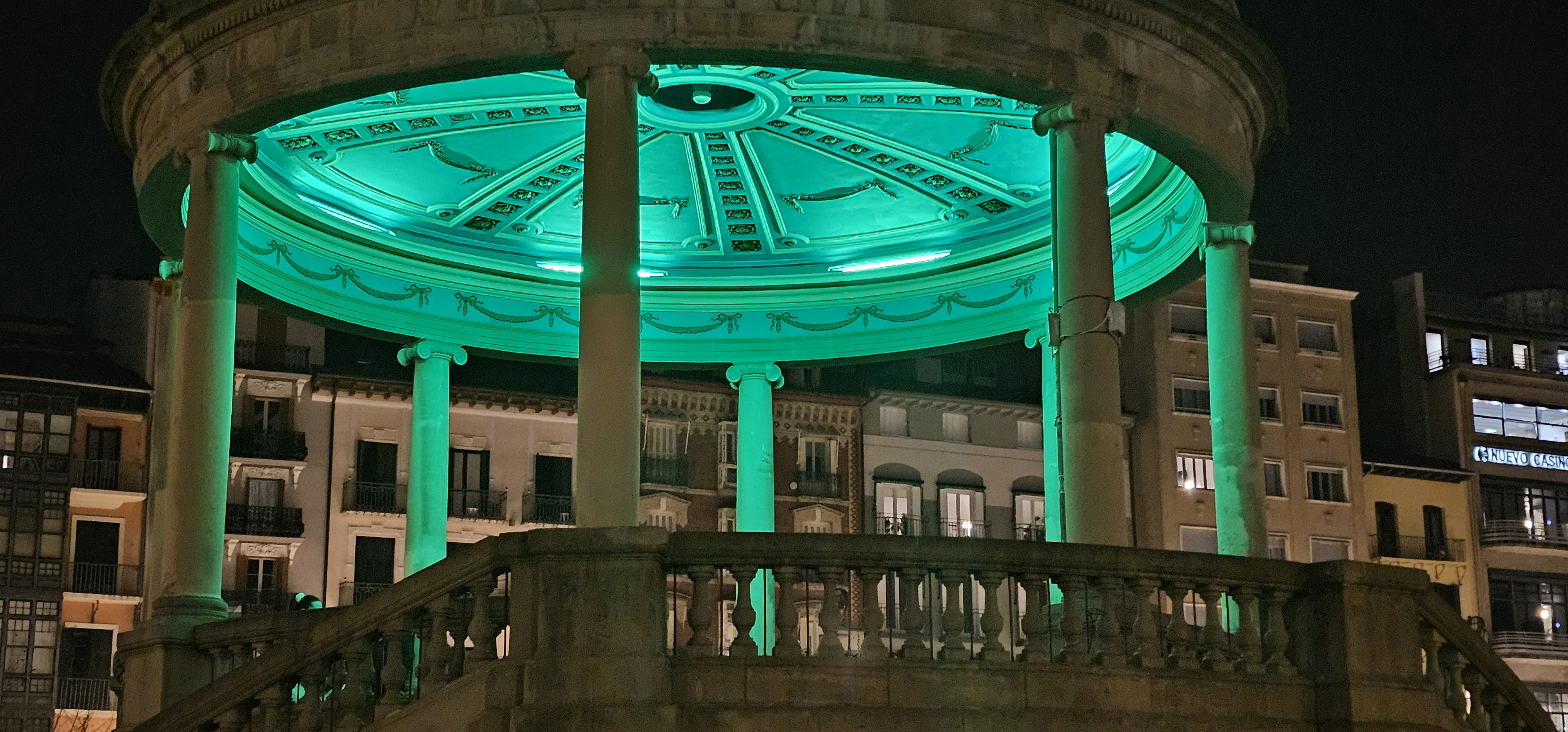 El  kiosko de la Plaza del Castillo se ilumina de verde por la celebración del patrón de Irlanda, San Patricio