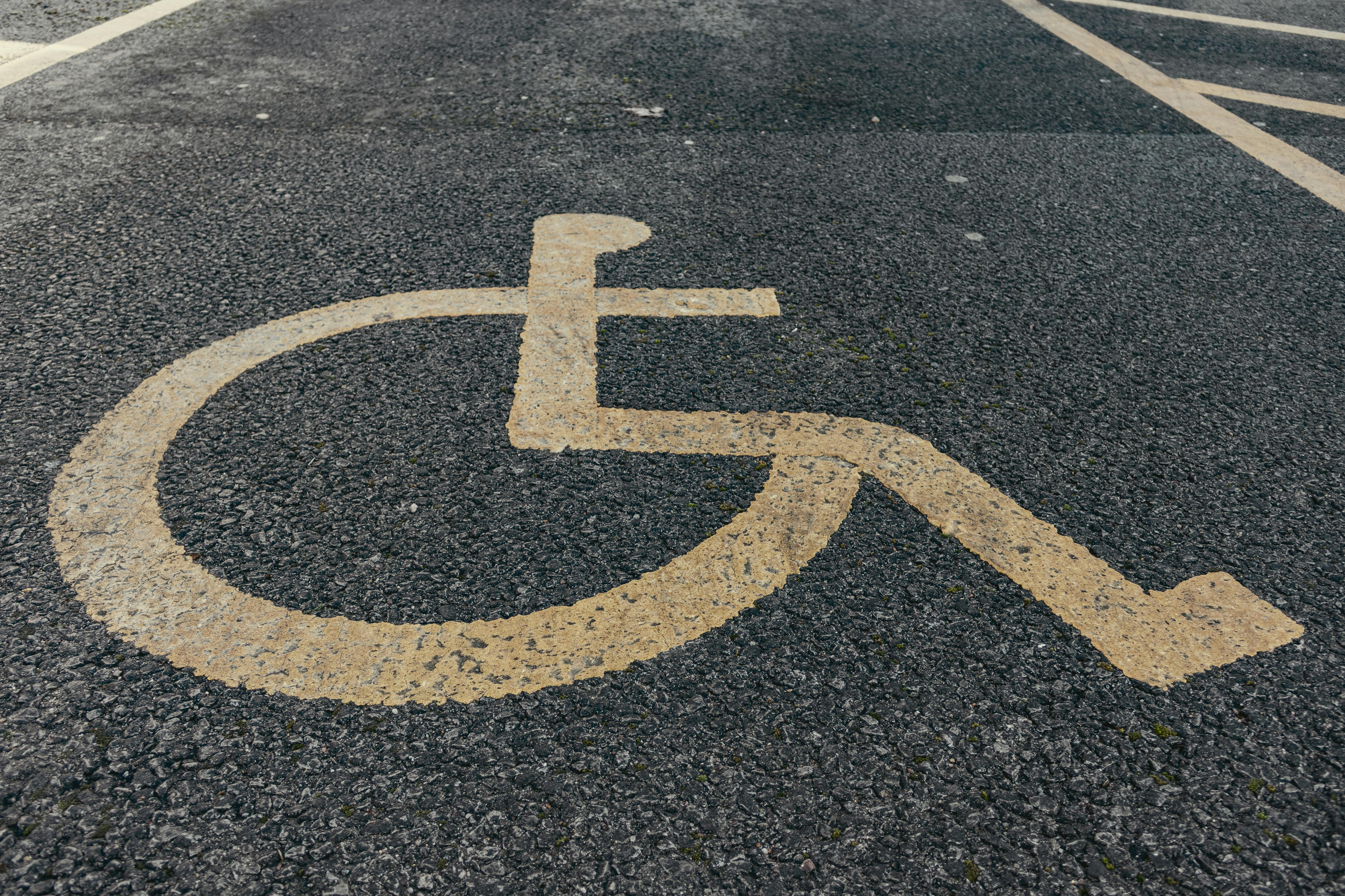  Navarra estudia impulsar una tarjeta de estacionamiento para personas que tengan reconocida dependencia que podría estar vigente a fin de año