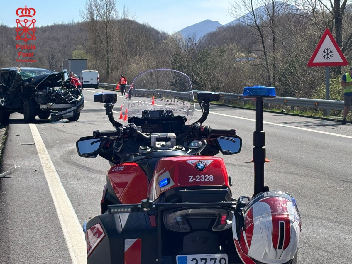 Una aparatosa colisión entre coche y camión corta un carril de la A-15 a la altura de Mugiro