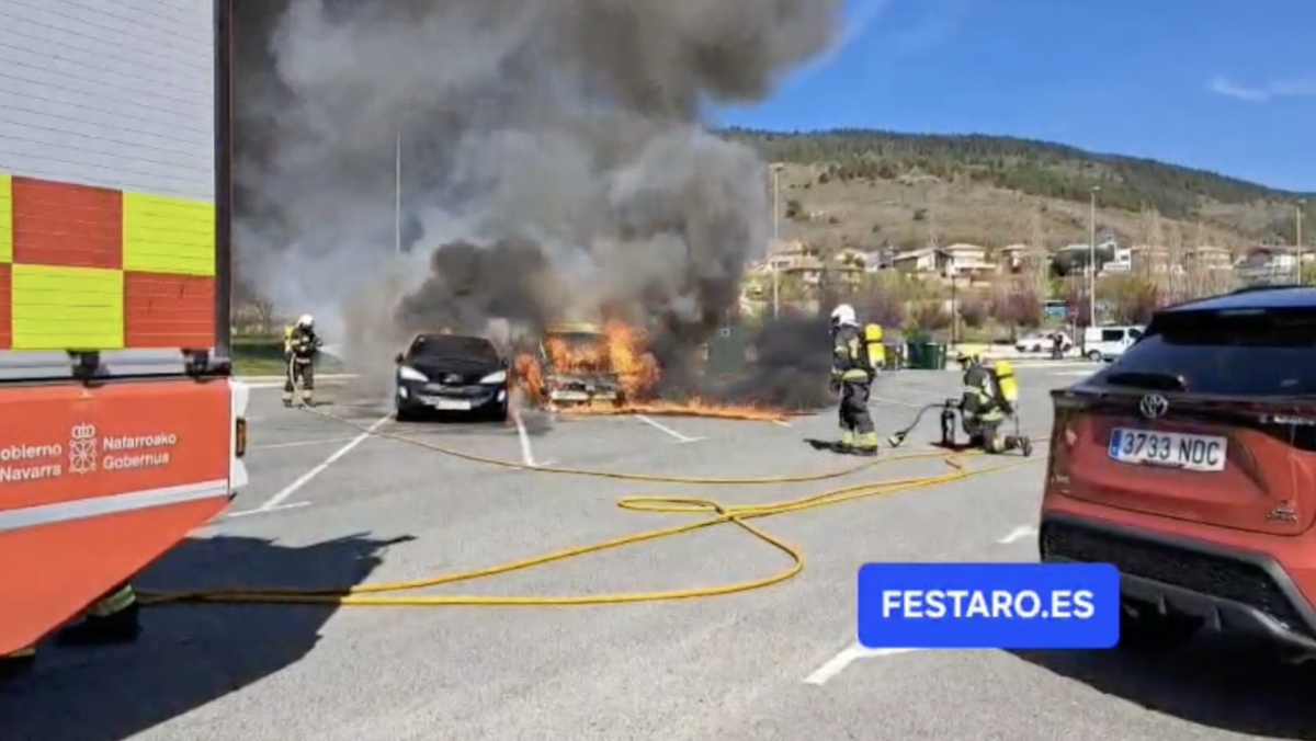 Dos coches quedan calcinados tras un incendio en el aparcamiento en las instalaciones deportivas de Artica