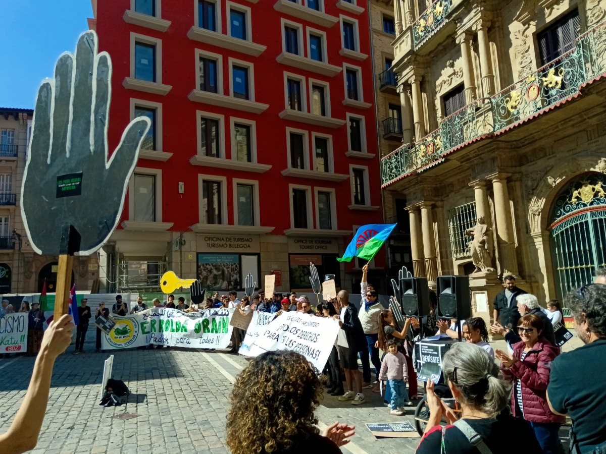 Una manifestación recorre las calles de Pamplona en el Día Internacional contra el Racismo