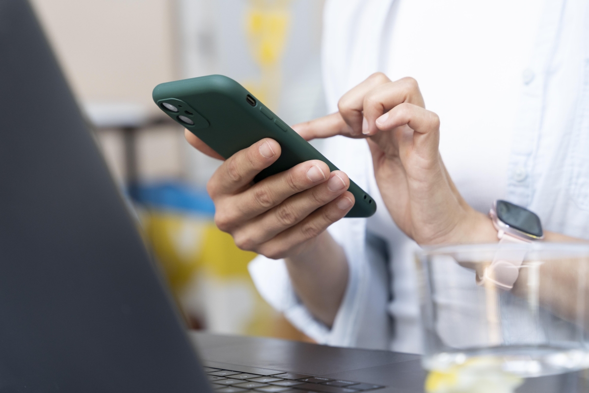 Alerta de la Guardia Civil: una estafa con falsos “paquetes urgentes” roba cuentas de WhatsApp en segundos