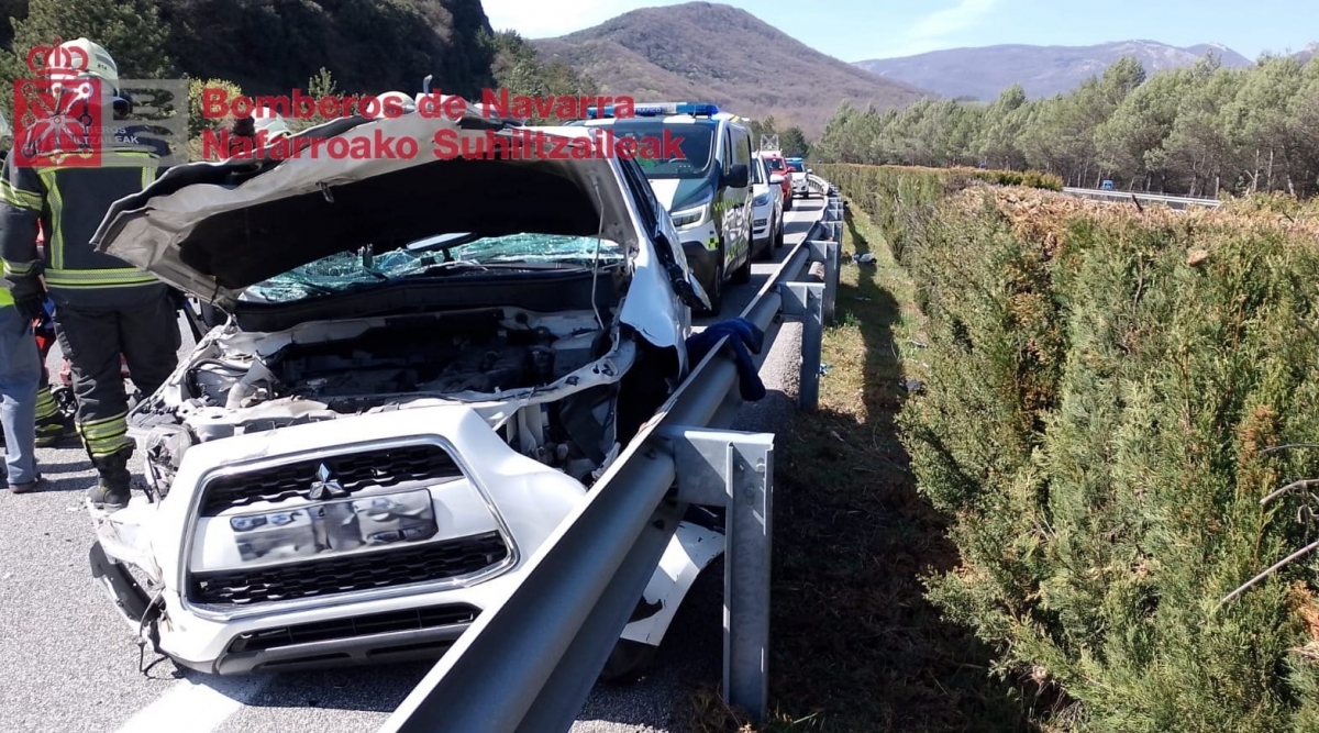 Bomberos rescatan a un conductor atrapado tras una salida de vía en la AP-15 a la altura de Sarasate