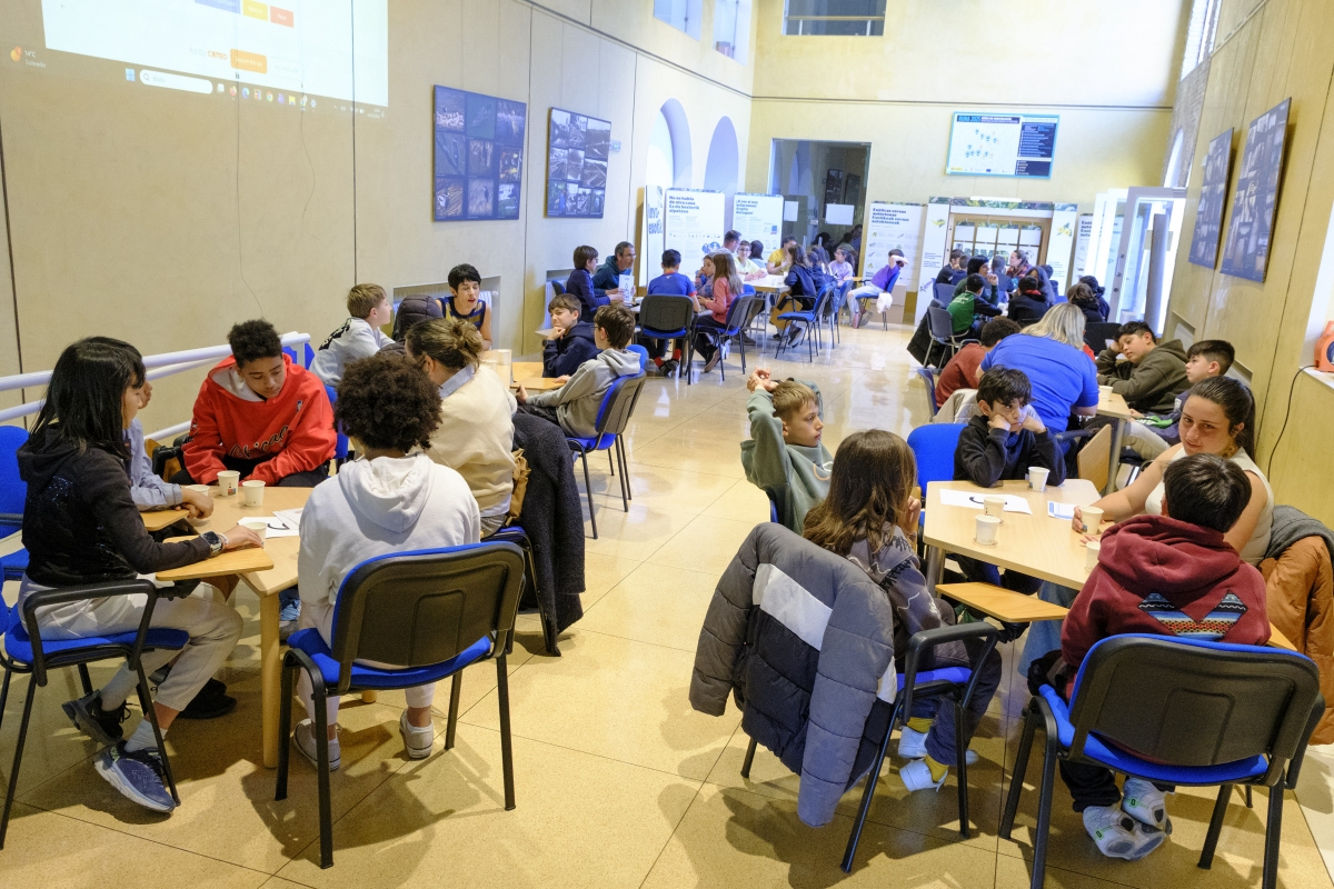 El primer “Encuentro entre pares” del programa Bizilabe fomenta el diálogo entre profesionales STEM con 33 jóvenes