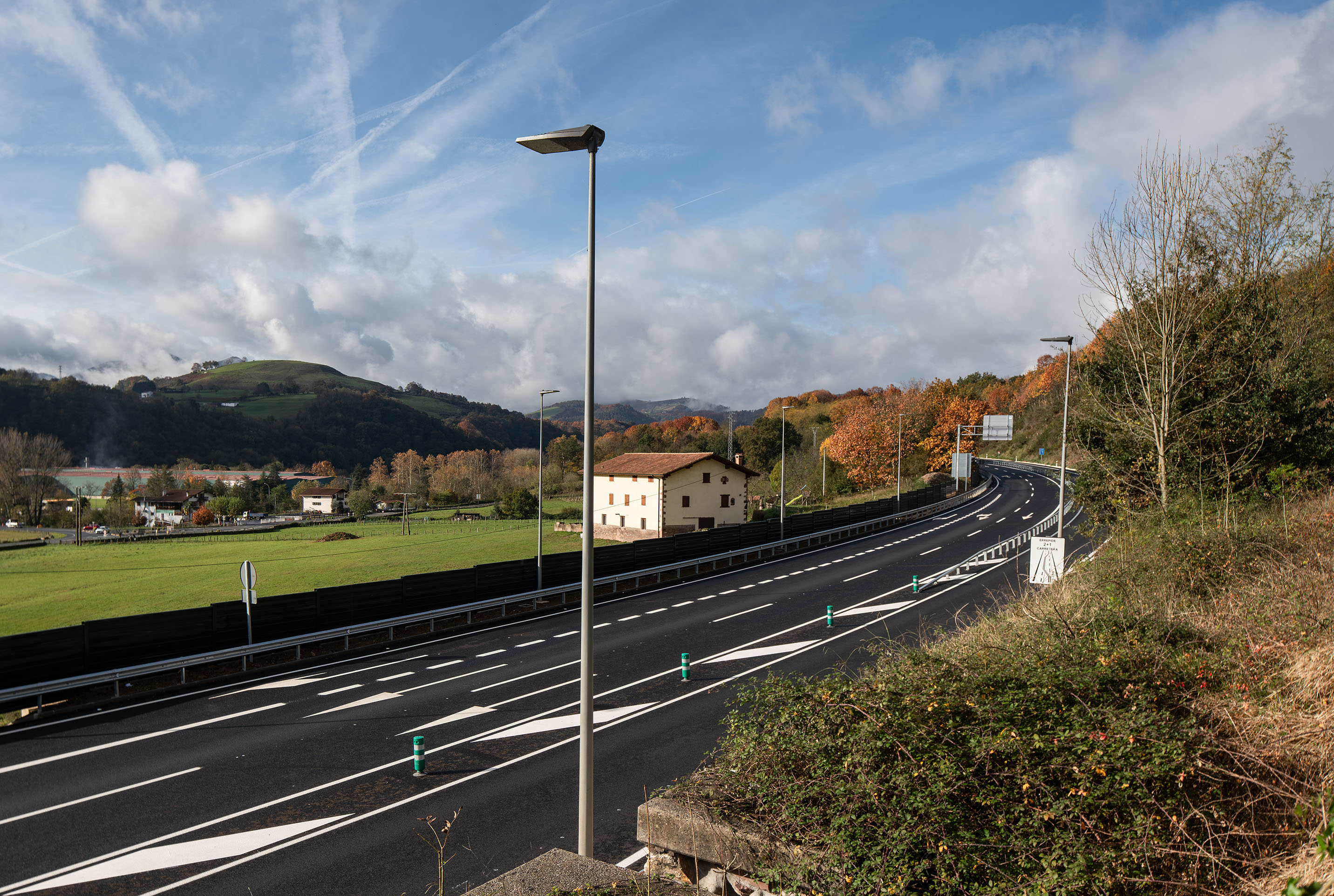 El Parlamento Foral aprueba por unanimidad facilitar el uso de arcenes para construir carriles ciclistas en carreteras