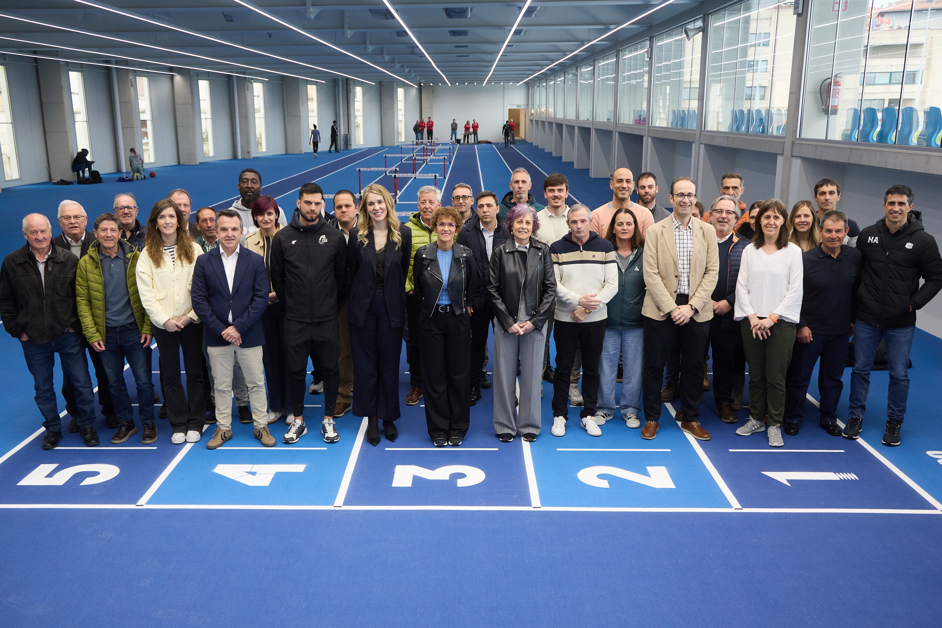  Chivite visita el nuevo módulo cubierto de atletismo en el Estadio Larrabide