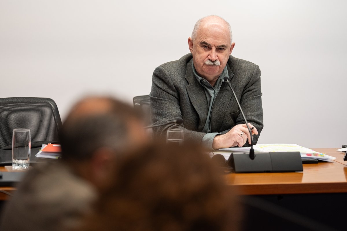 Aierdi defiende en el Parlamento la legalidad de las adjudicaciones de Nasuvinsa y niega trato de favor a Servinabar