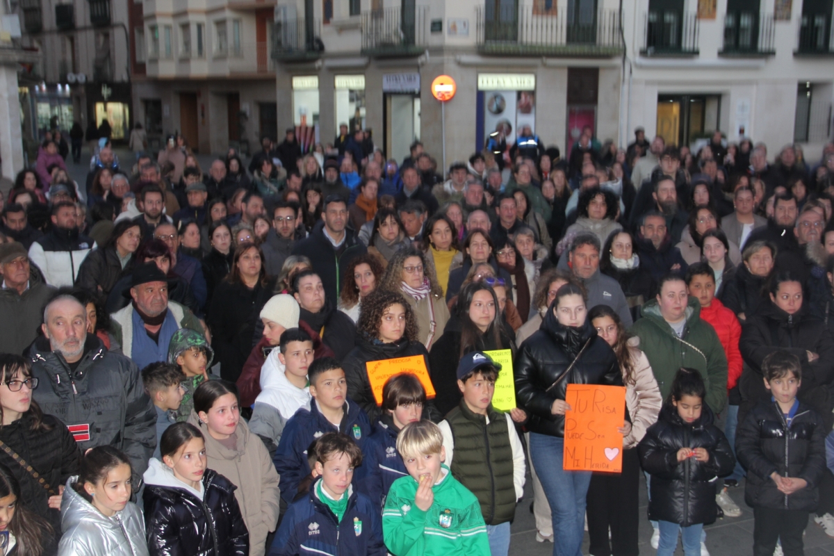 Cientos de personas se concentran en Tudela contra el acoso escolar en memoria de Sara Jiménez