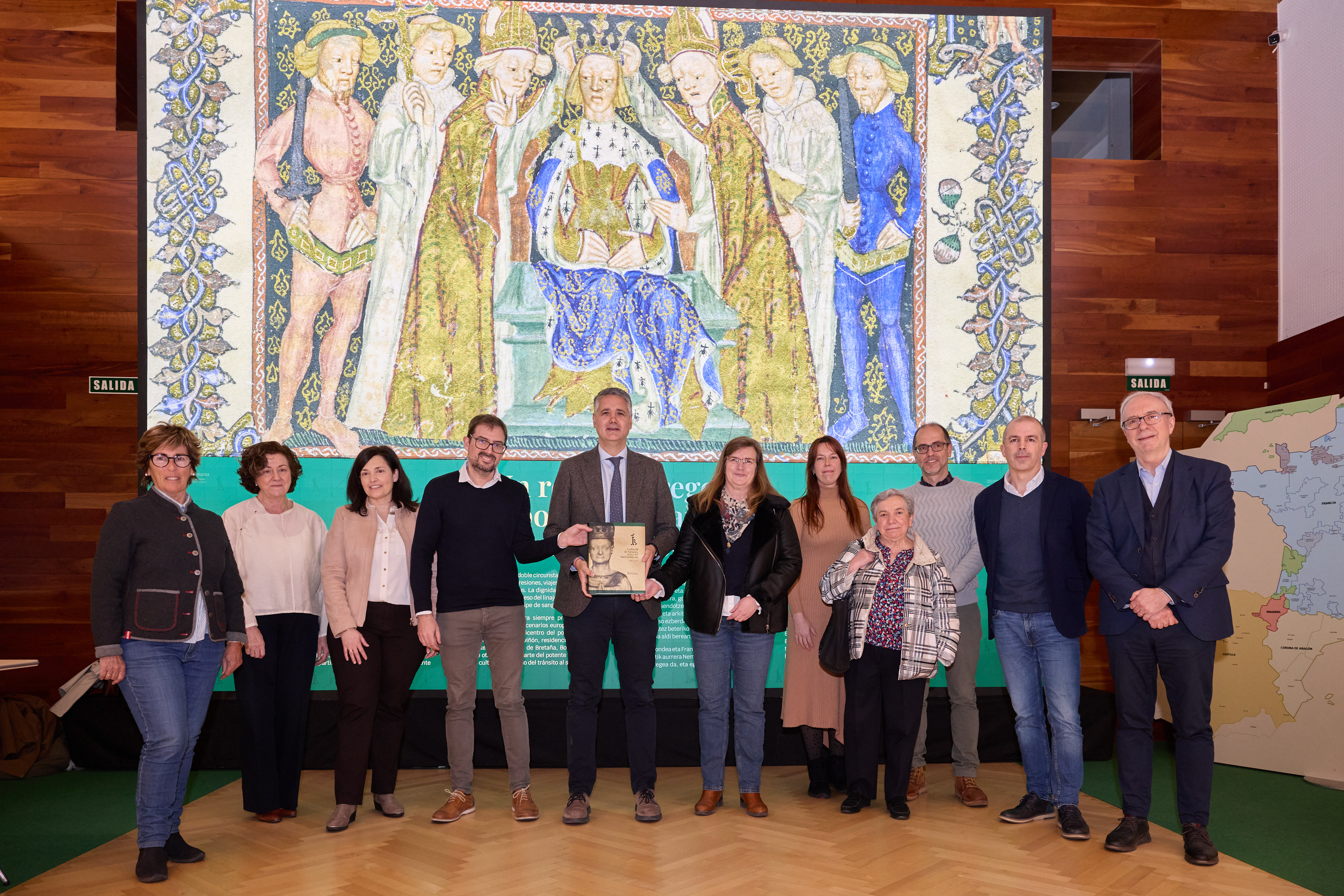 El director general de Cultura, Ignacio Apezteguía, junto al equipo encargado de la realización del catálogo - 