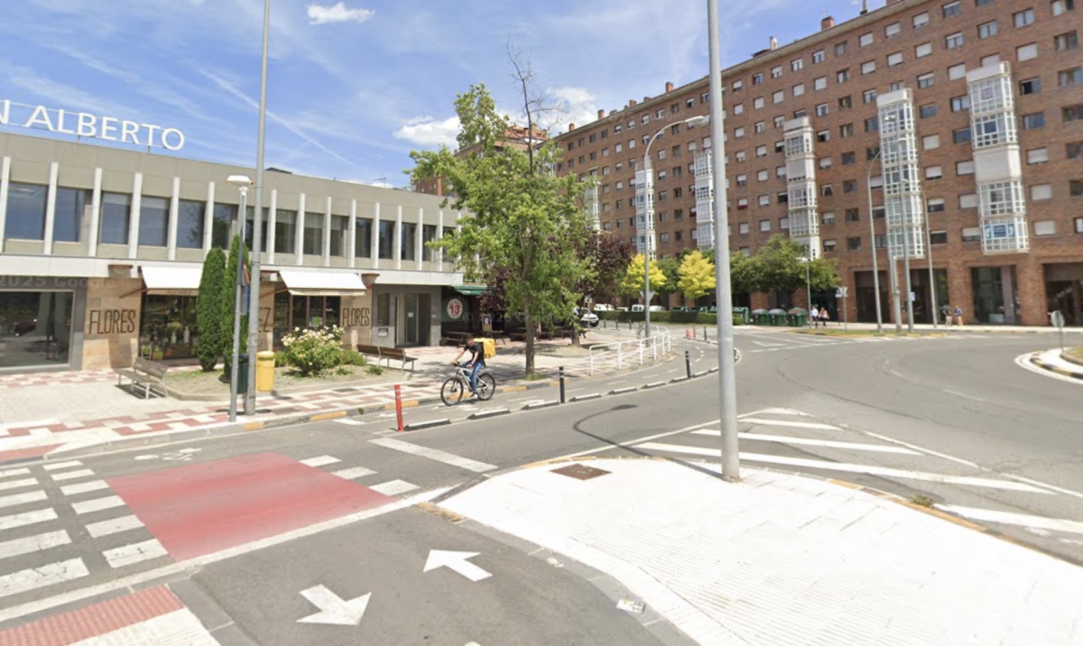 Un ciclista, de 45 años, herido tras ser atropellado por un turismo en la calle Ermitagaña